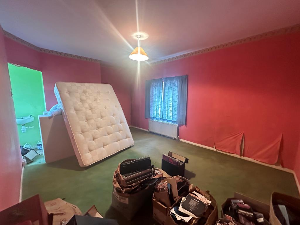 Lot: 101 - FOUR-BEDROOM HOUSE FOR REFURBISHMENT - Bedroom with en-suite